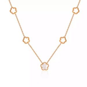 Clover necklace NWOT